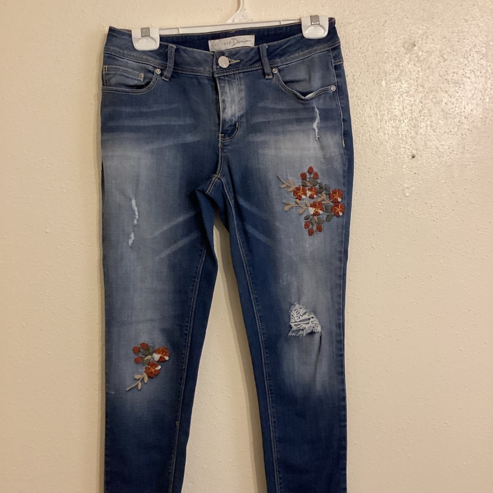 Women’s Est 1948 Floral Embroidered Distressed Denim Jeans Size 4
